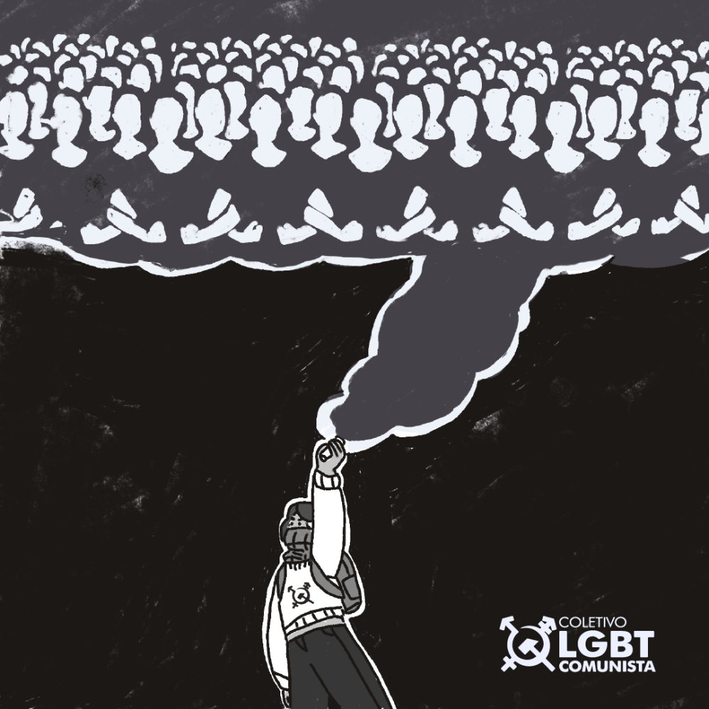 Mulher com casaco do coletivo lgbt comunista segura um objeto que solta fumaça. na fumaça se forma a imagem de uma multidão de trabalhadores de braços atados